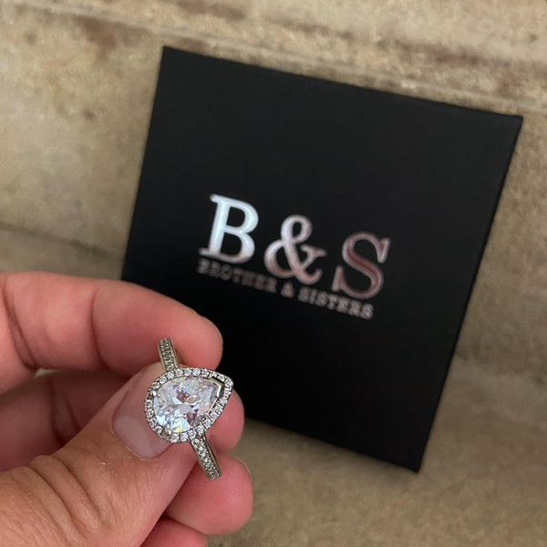 Flush fit engagement ring
