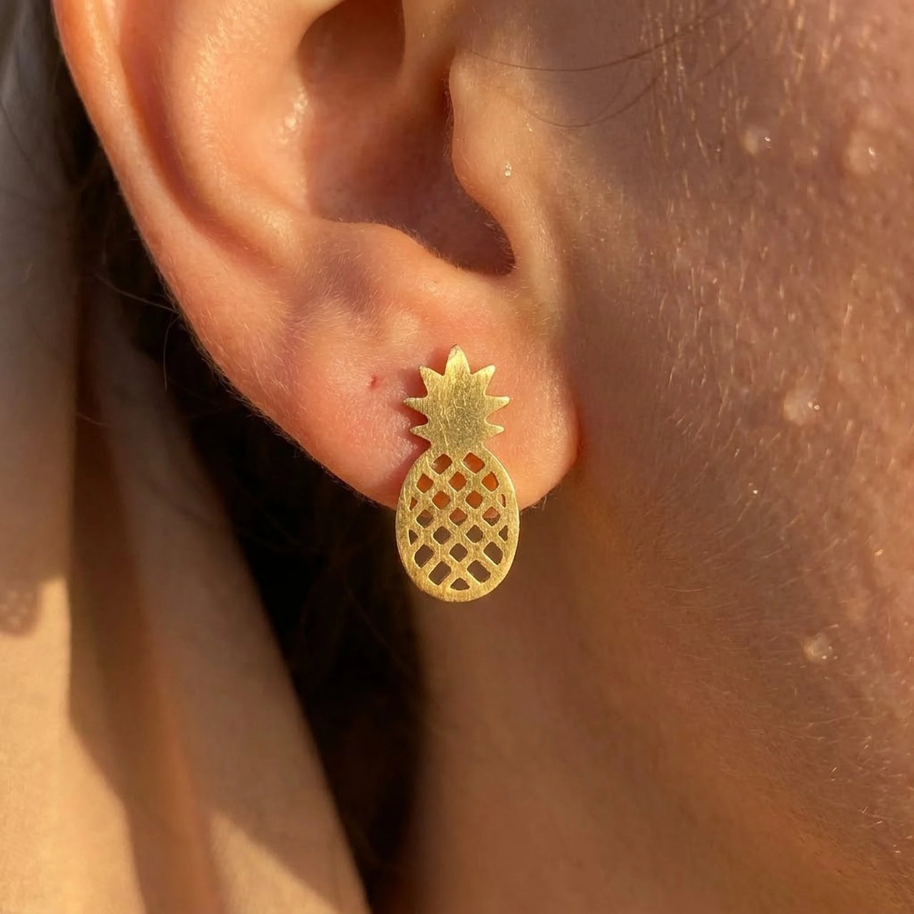 Pineapple stud earrings — close-up of the details, gold | SKU: 437186-gold-color