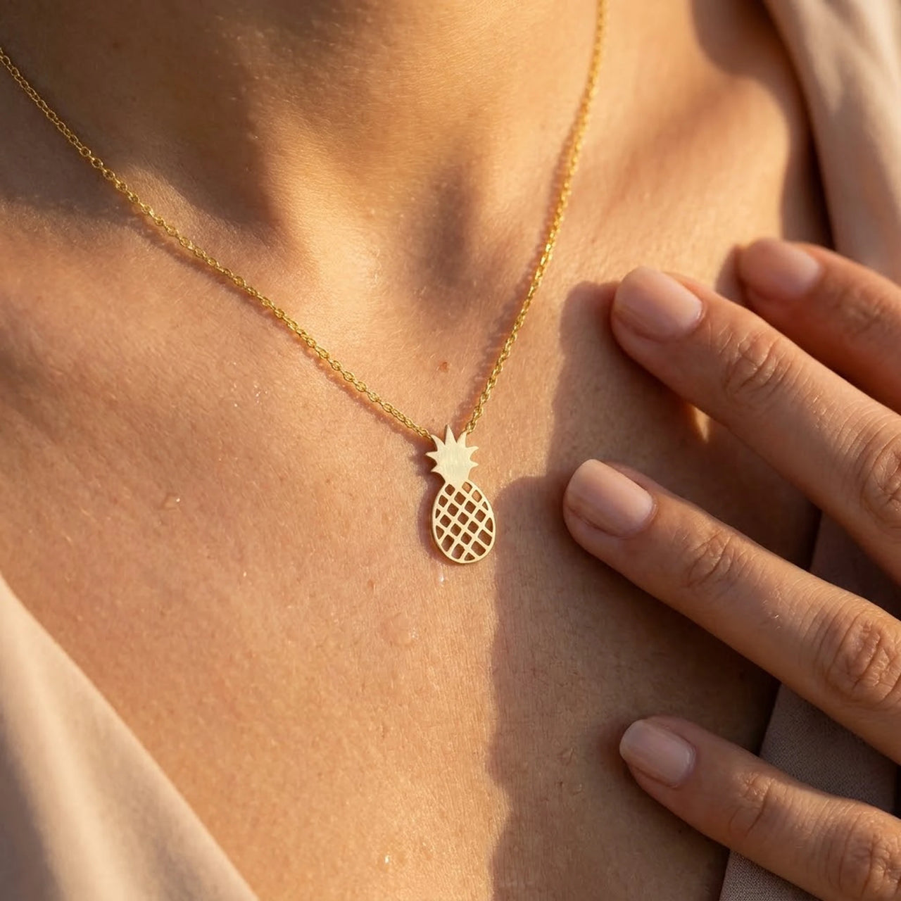 Pineapple necklace — close-up of the details, gold | SKU: 8050907-gold