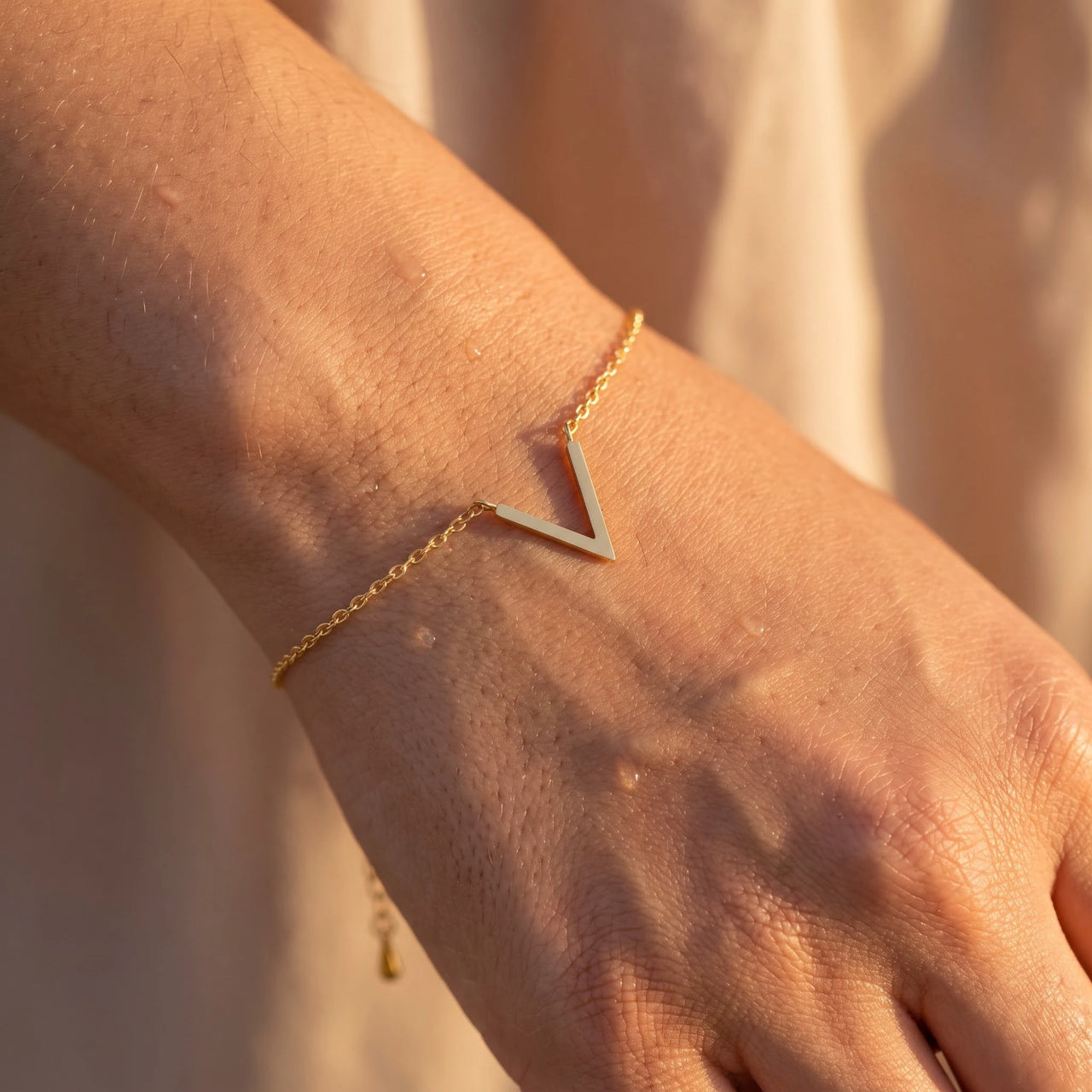 Waterproof bracelet — close-up of the details, gold | SKU: 9443177-gold