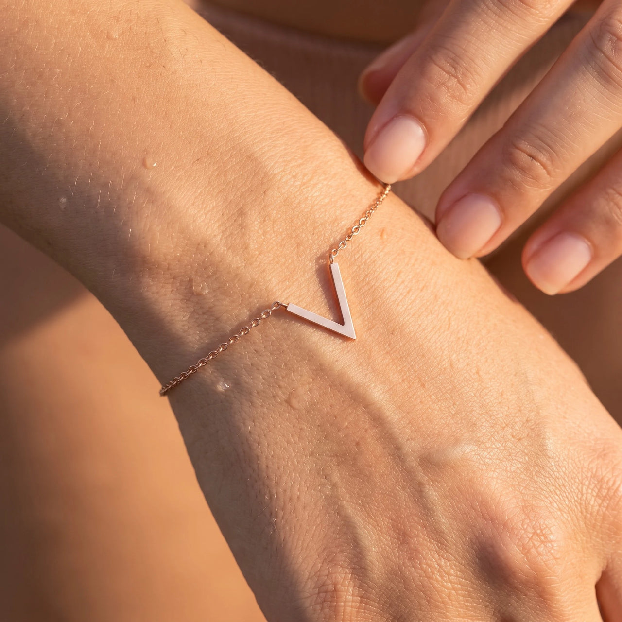 V bracelet — close-up of the details, rose gold | SKU: 9443177-rose-gold