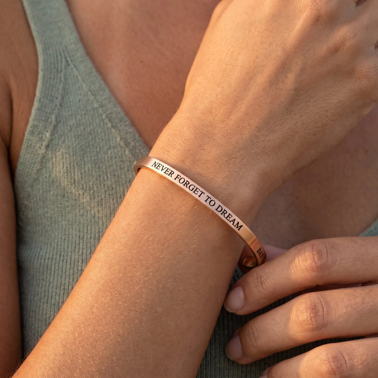 Engraved bracelet — close-up of the details, rose gold | SKU: nftd-rg