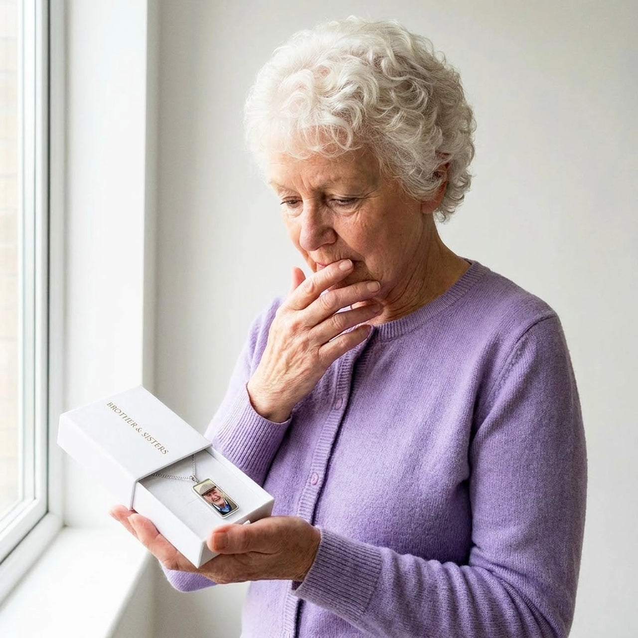 The silver bar photo necklace in the Brother & Sisters gift box, held in her palm | SKU: TPH-BARN-SILVER